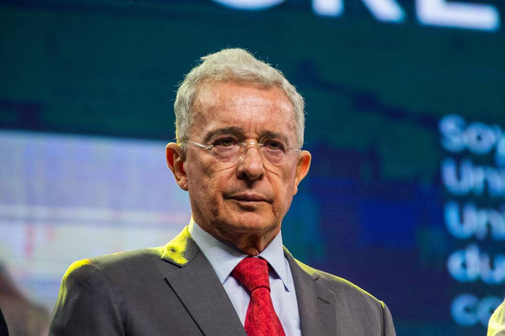 Justiça da Colômbia absolve ex-presidente Álvaro Uribe de acusações de suborno