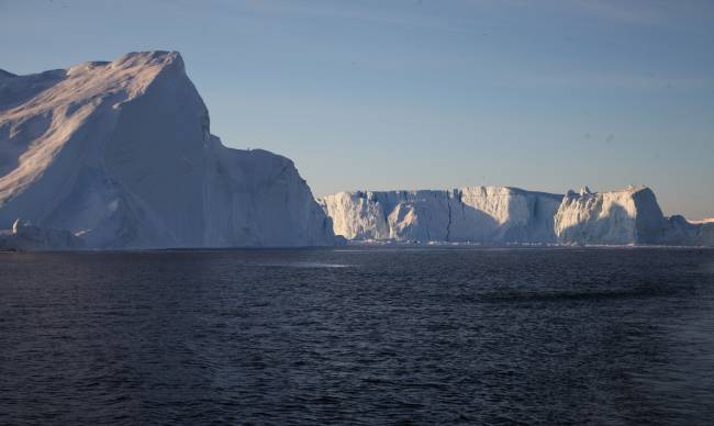 Icebergs emergem das águas da gelada Baía de Disko, próxima à cidade groenlandesa de Ilulissat Icebergs emergem das águas da gelada Baía de Disko, próxima à cidade groenlandesa de Ilulissat