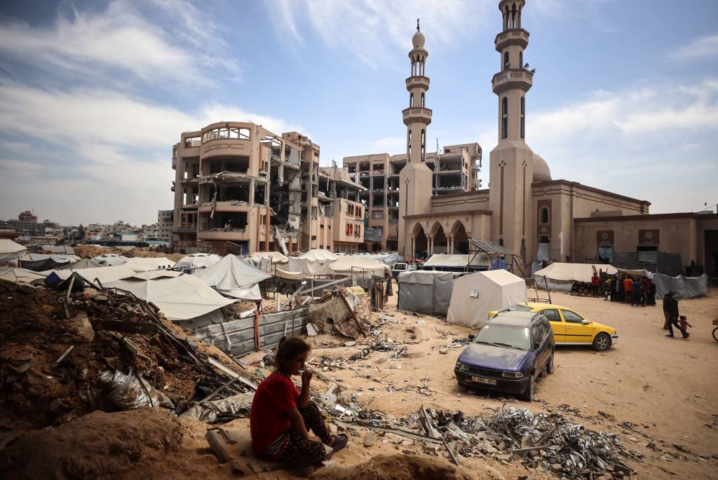 Em Gaza, estudantes abandonam sonhos acadêmicos em meio a busca aflita por comida