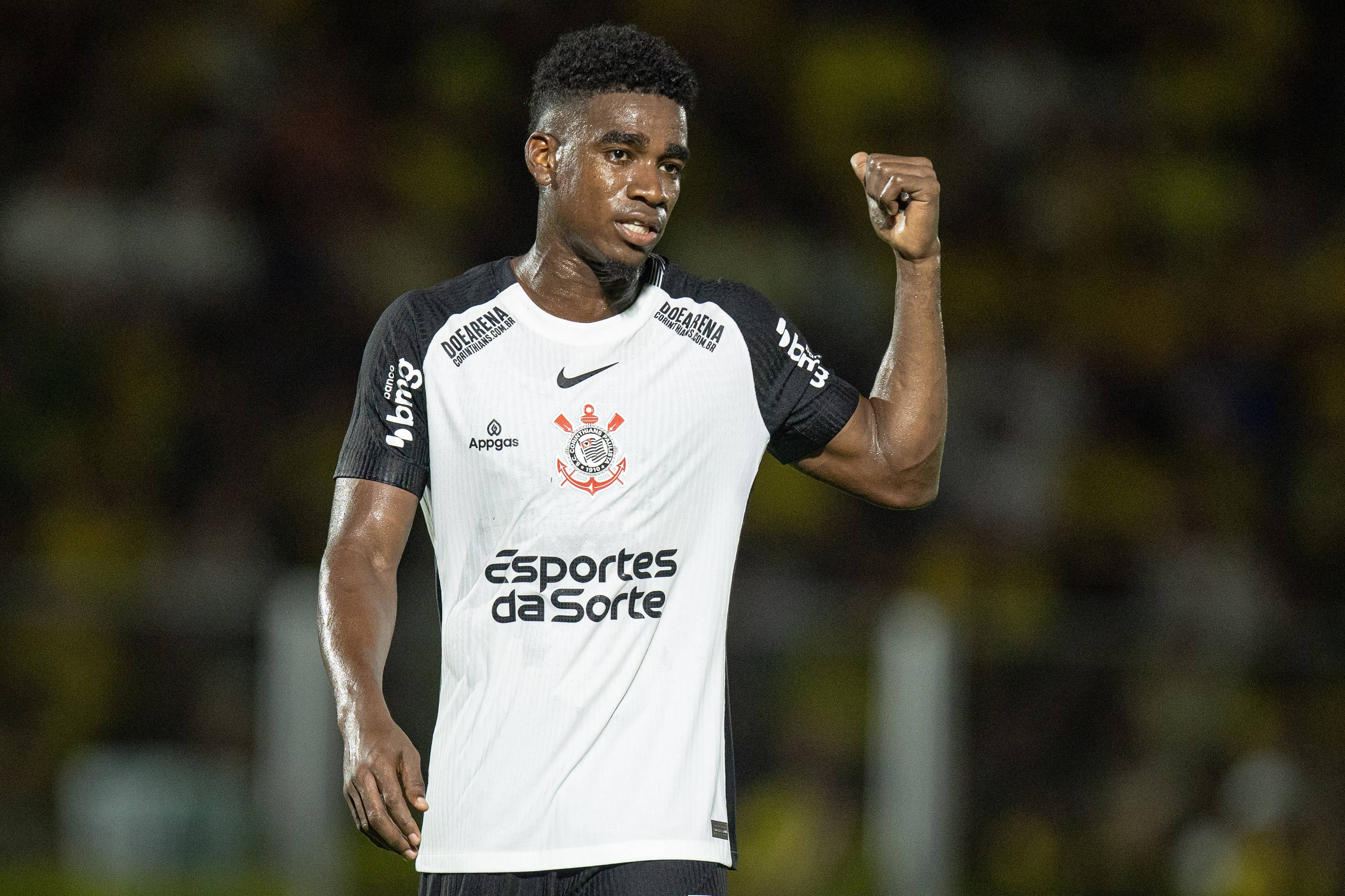 MIRASSOL, BRAZIL - MAY 10: Félix Torres of Corinthians gestures during a Brasileirao 2025 match between Mirassol and Corinthians at Estadio Municipal Jose Maria de Campos Maia on May 10, 2025 in Mirassol, Brazil. (Photo by Ranier Moura/Sports Press Photo/Getty Images)