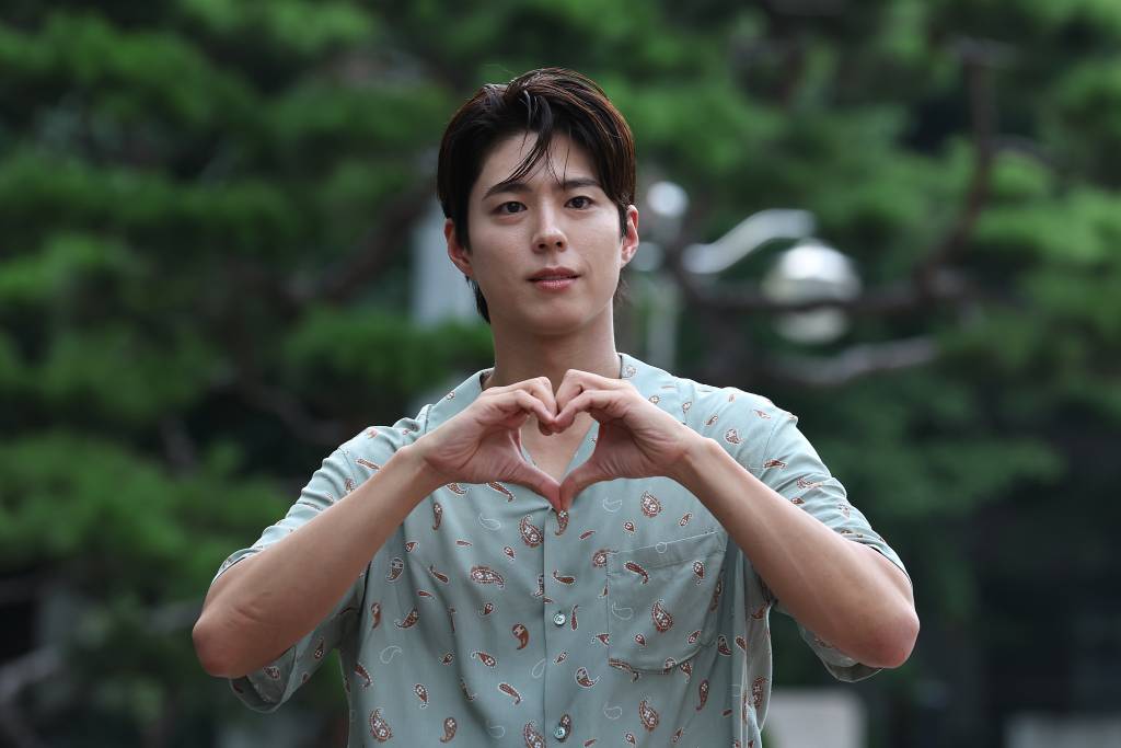 Vídeo mostra Park Bo Gum interpretando clássicos brasileiros em português