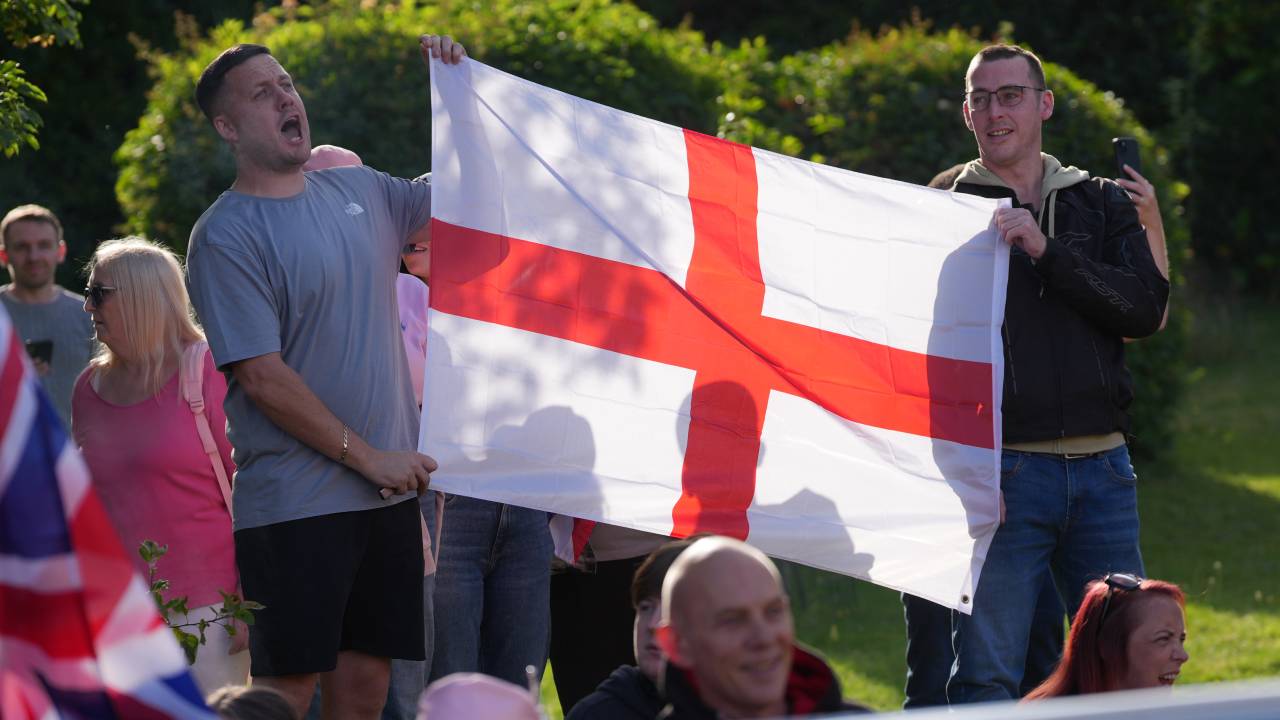 Manifestantes seguram bandeira da Inglaterra em protesto anti-imigração no Reino Unido