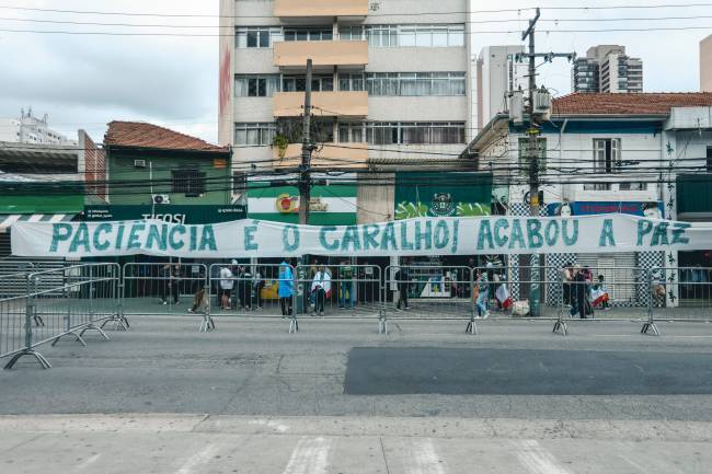 SAO PAULO, BRAZIL - AUGUST 10: (EDITOR'S NOTE: Image contains profanity.) Palmeiras fans' banner in front of Allianz Parque in protest against their team before the Brasileirao 2025 match between Palmeiras and Ceara at Allianz Parque on August 10, 2025 in Sao Paulo, Brazil. (Photo by Ricardo Moreira/Getty Images)