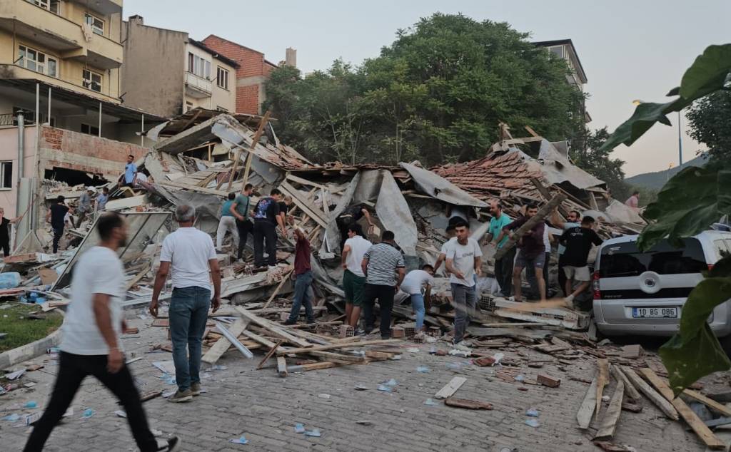 Forte terremoto atinge a Turquia e derruba prédios; tremor é sentido a 200 km