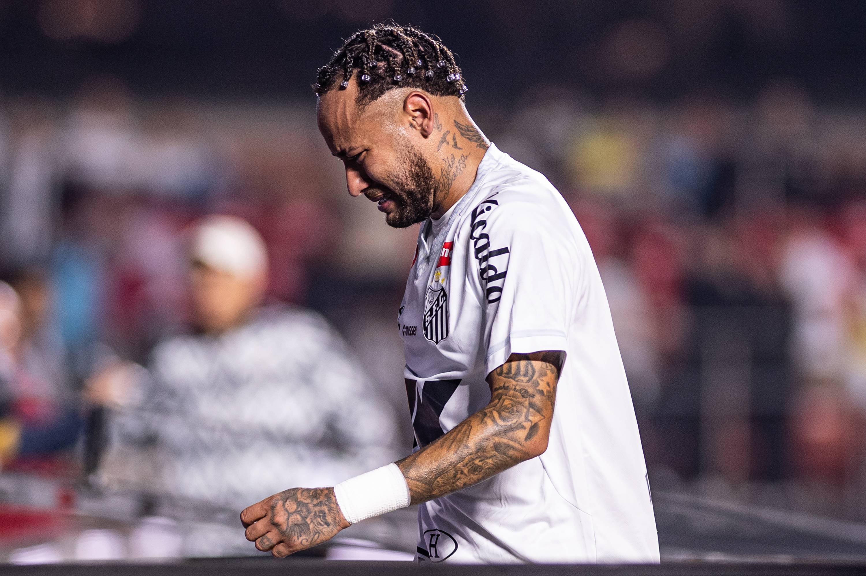 SAO PAULO, BRAZIL - AUGUST 17: Neymar of Santos cries after the team's 6-0 defeat during a Brasileirao 2025 match between Santos and Vasco Da Gama at MorumBIS Stadium on August 17, 2025 in Sao Paulo, Brazil. (Photo by Riquelve Nata/Sports Press Photo/Getty Images)