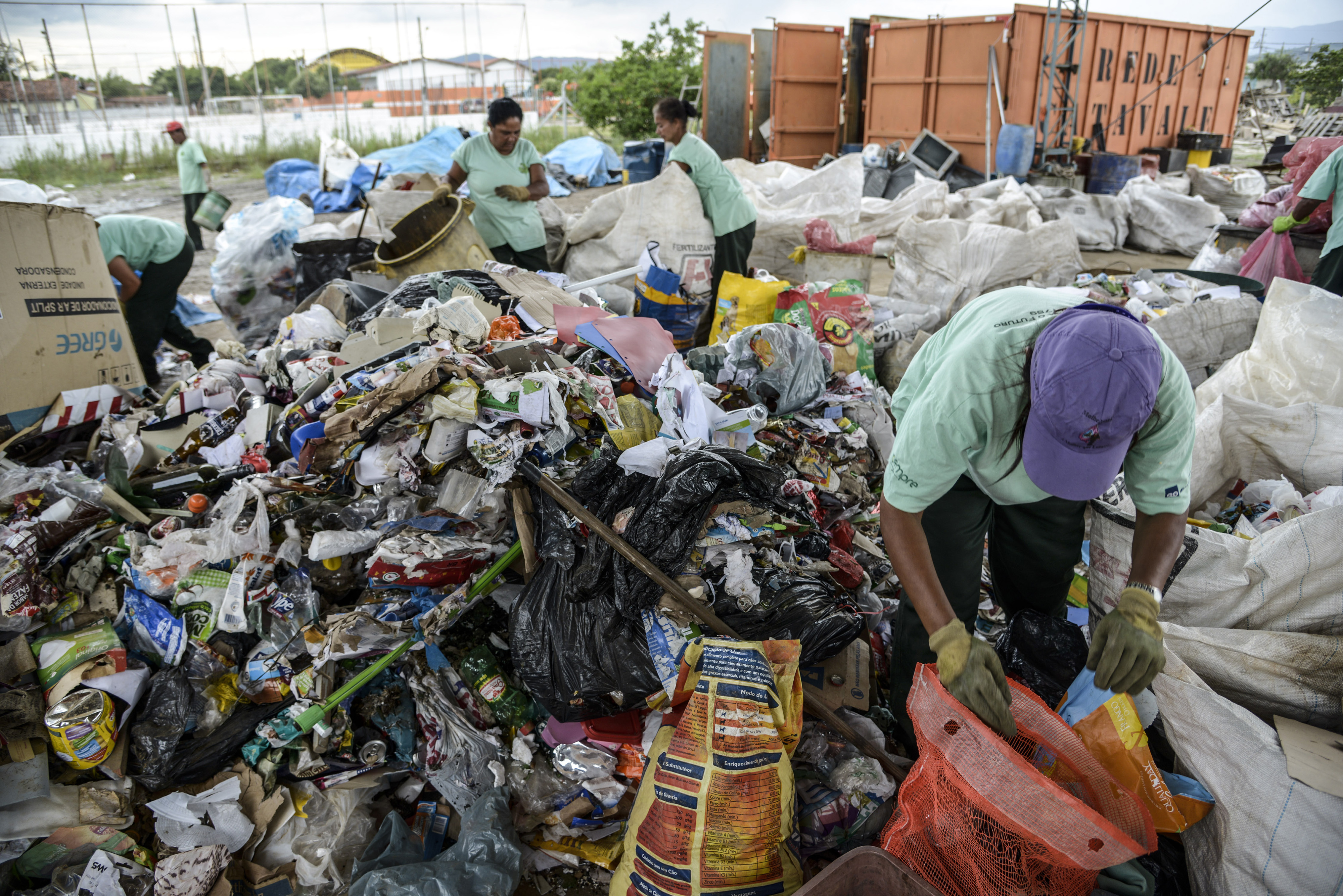 Maior parte do rejeito coletado por cooperativas do Rio não pode ser reciclado, diz pesquisa