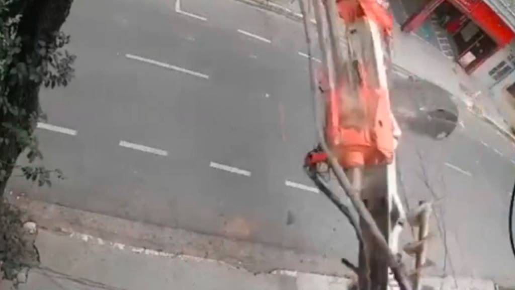Guindaste cai em rua do Centro de SP e quase atinge carro e pedestres