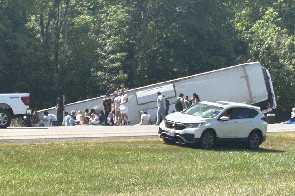 Ônibus com mais de 50 turistas capota em Nova York e deixa mortos; veja vídeo