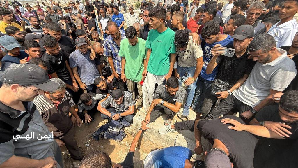 Vídeo: funeral de jornalistas mortos em Gaza reúne centenas em meio a críticas a Israel