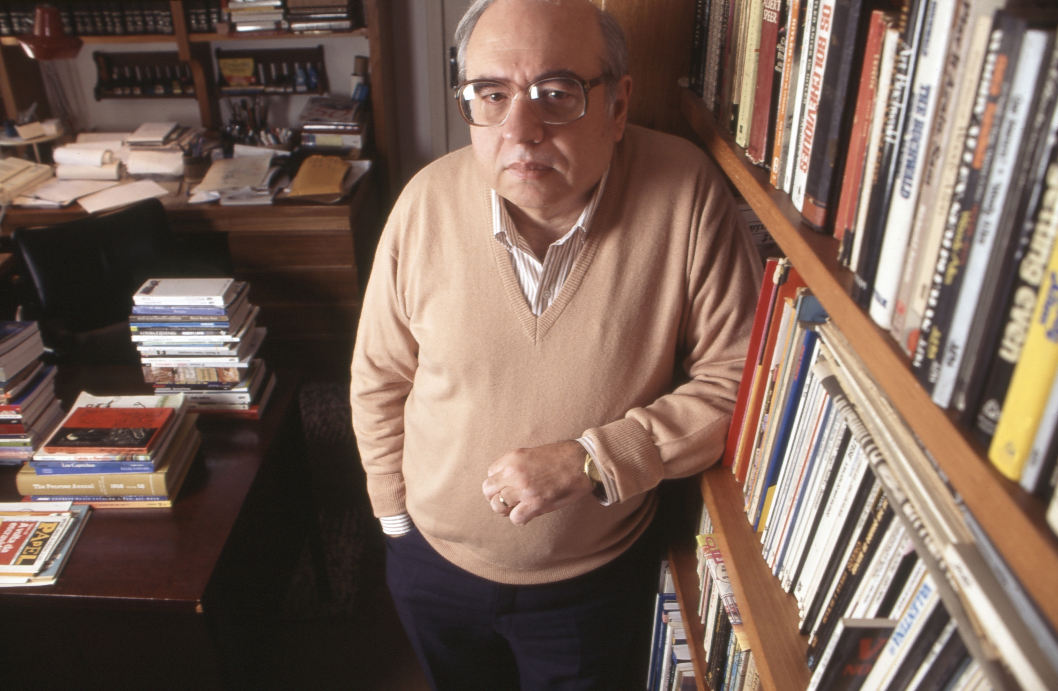 Luis Fernando Veríssimo na biblioteca de sua residência.