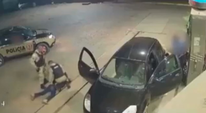 Homem que sequestrou e abusou de ex-companheira em Minas Gerais foi rendido pela Polícia Militar após ela sair do carro e pedir socorro aos agentes