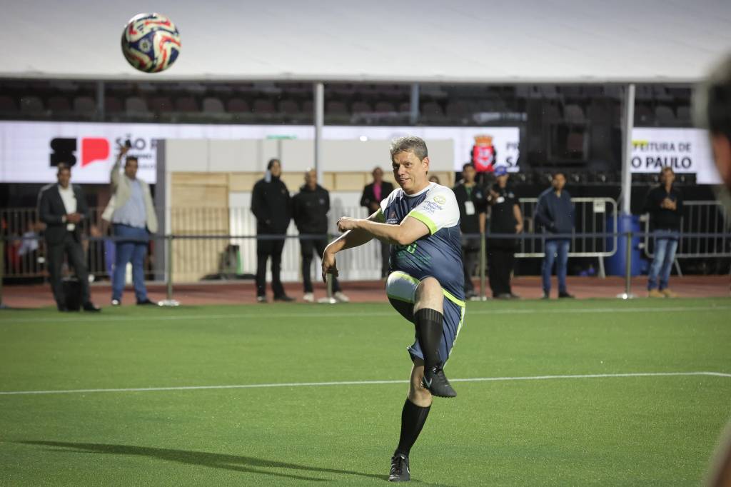 Jogo com prefeitos: Tarcísio faz gol com ajuda de Cafu e apito de Kassab