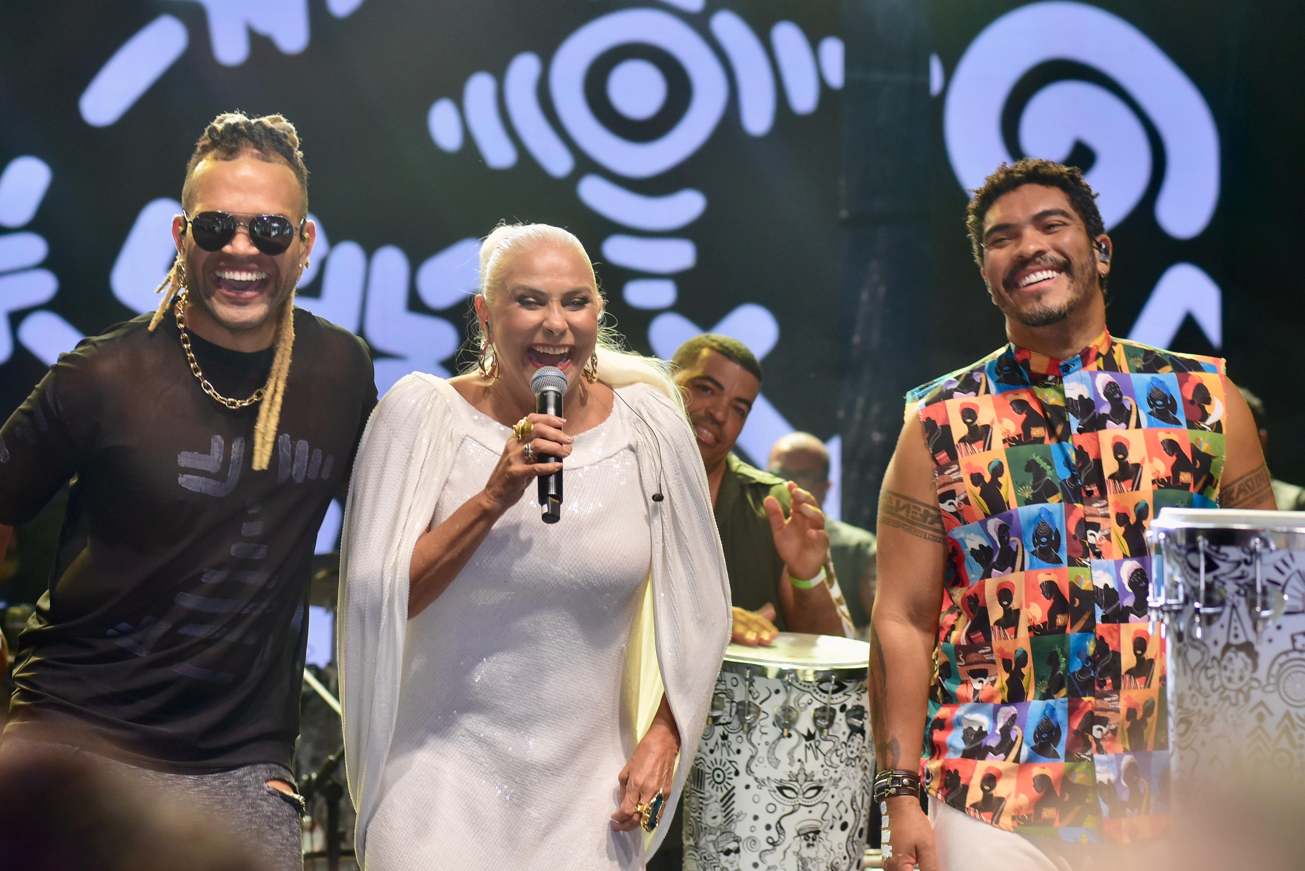 Famosos curtem show de Timbalada no ‘clima praiano’ da Bahia