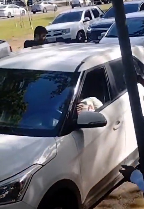 Mais uma execução na Barra: homem é morto a tiros de fuzil dentro de carro