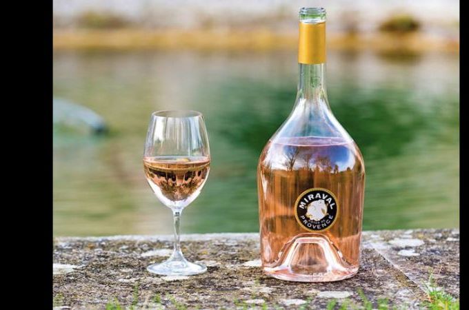 A festa com vinhos de Brad Pitt, taças austríacas e joias de Bordeaux