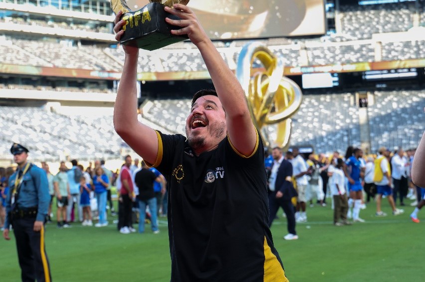 Após sondagem da Globo, Luis Felipe Freitas renova contrato com a CazéTV