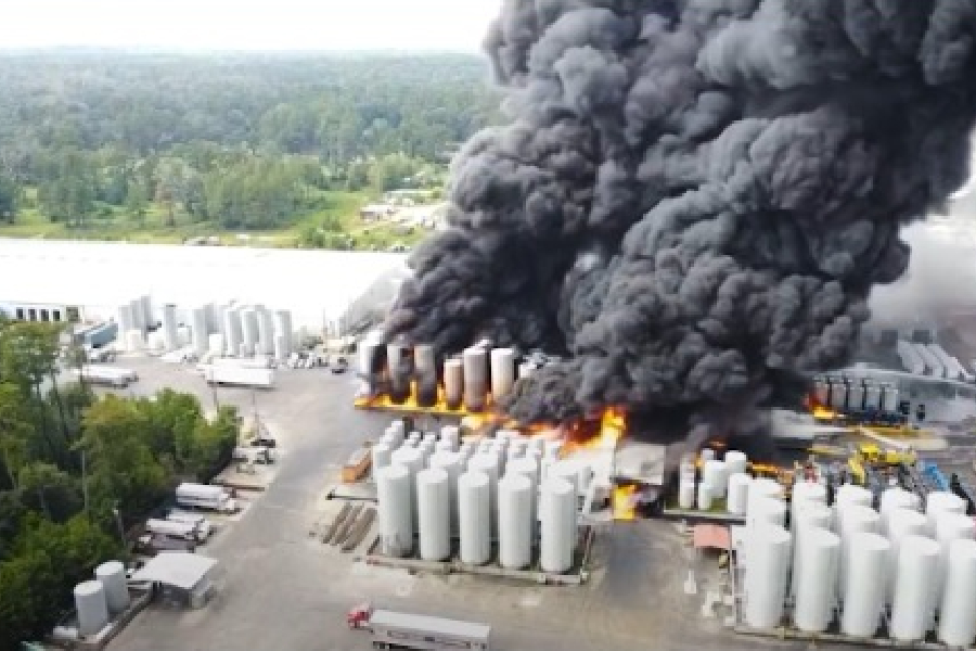 VÍDEO: fábrica de lubrificantes explode nos EUA e população é evacuada