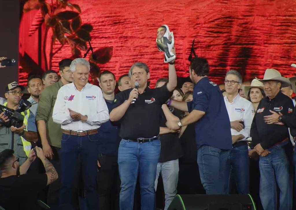 Na Festa do Peão de Barretos, Tarcísio mostra boneco de Bolsonaro e defende agronegócio