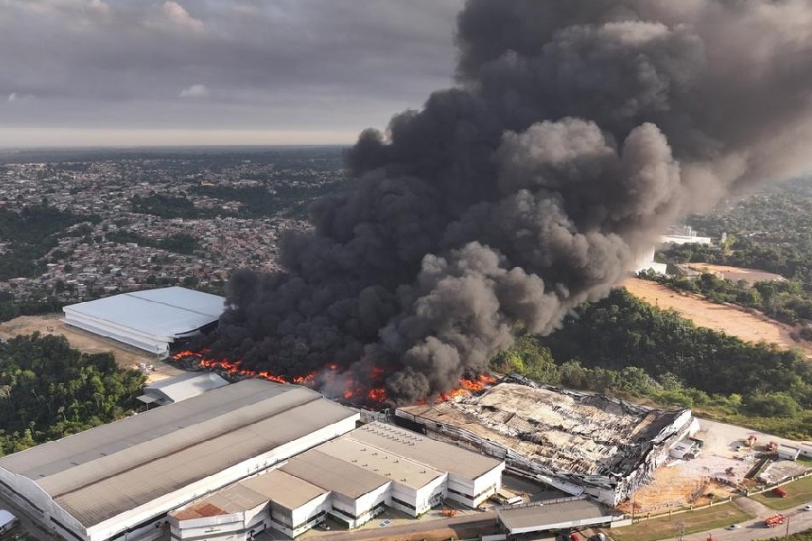 Vídeo: incêndio em fábrica de carros em Manaus já dura mais de 24 horas