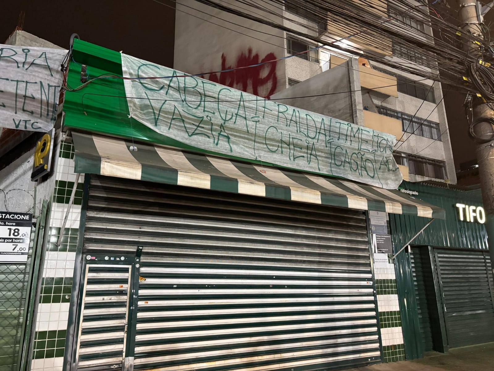 Torcedores do Palmeiras protestam com faixas após eliminação para Corinthians: ‘Fralda cheia’