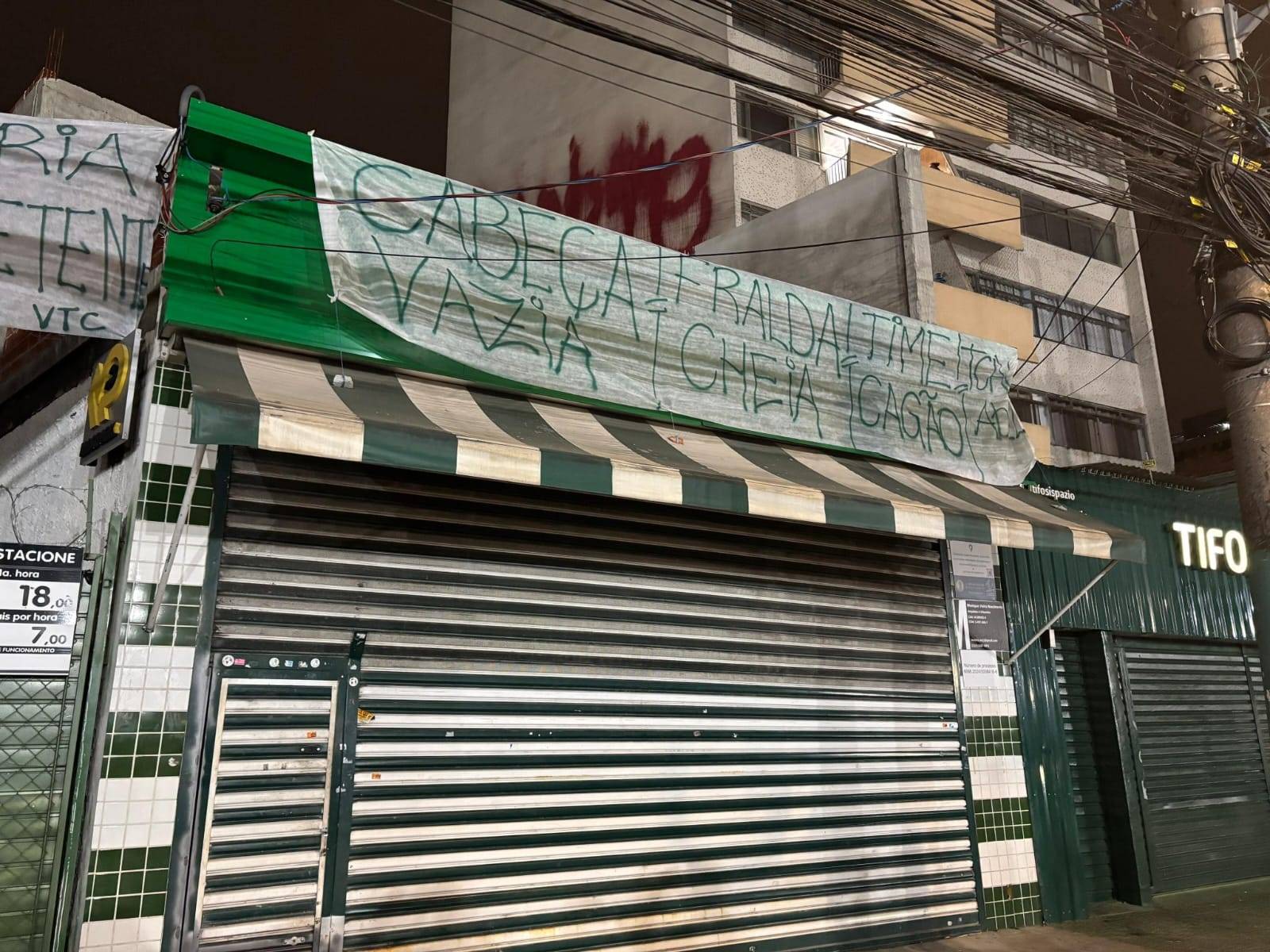 Torcedores do Palmeiras protestam com faixas após eliminação para Corinthians: ‘Fralda cheia’