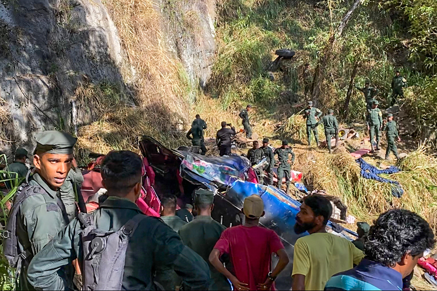 Ônibus cai de penhasco de 300 metros no Sri Lanka e deixa ao menos 15 mortos