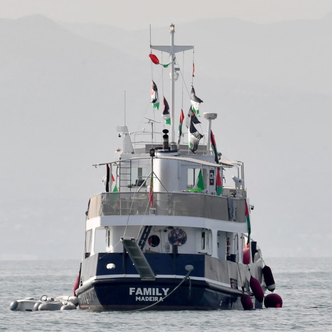 Vídeo: flotilha com ativistas e famosos que leva ajuda a Gaza diz ter sido atingida por drone