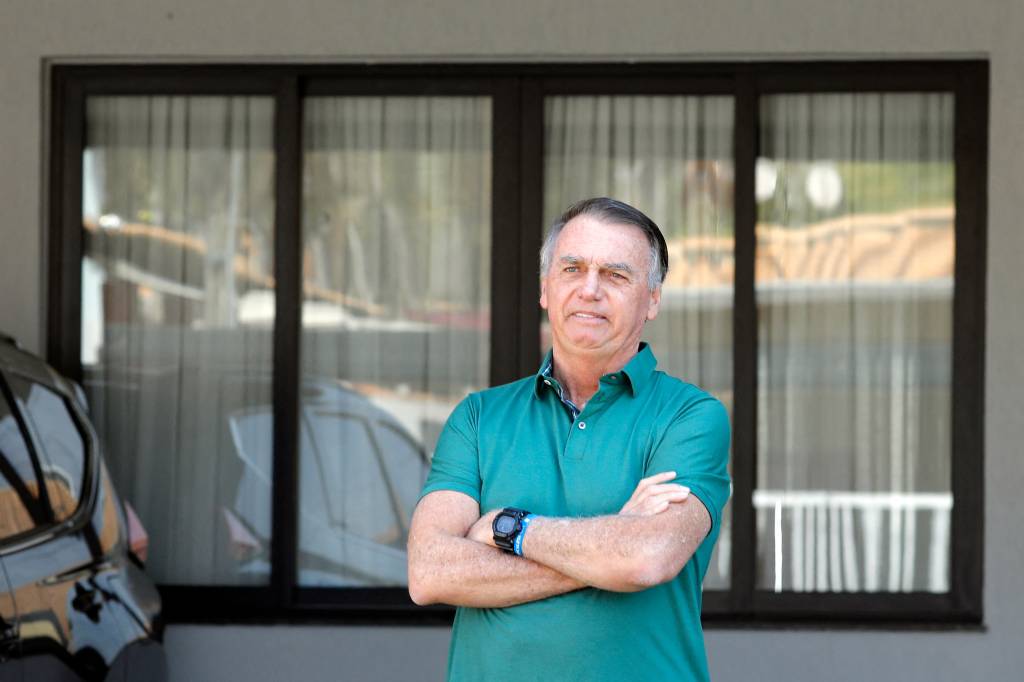 Jair Bolsonaro na garagem de sua residência em Brasília, onde cumpre prisão domiciliar – 11/09/2025