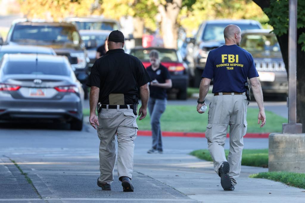 Busca pelo assassino de Charlie Kirk continua; FBI divulga novo vídeo e fotos de suspeito