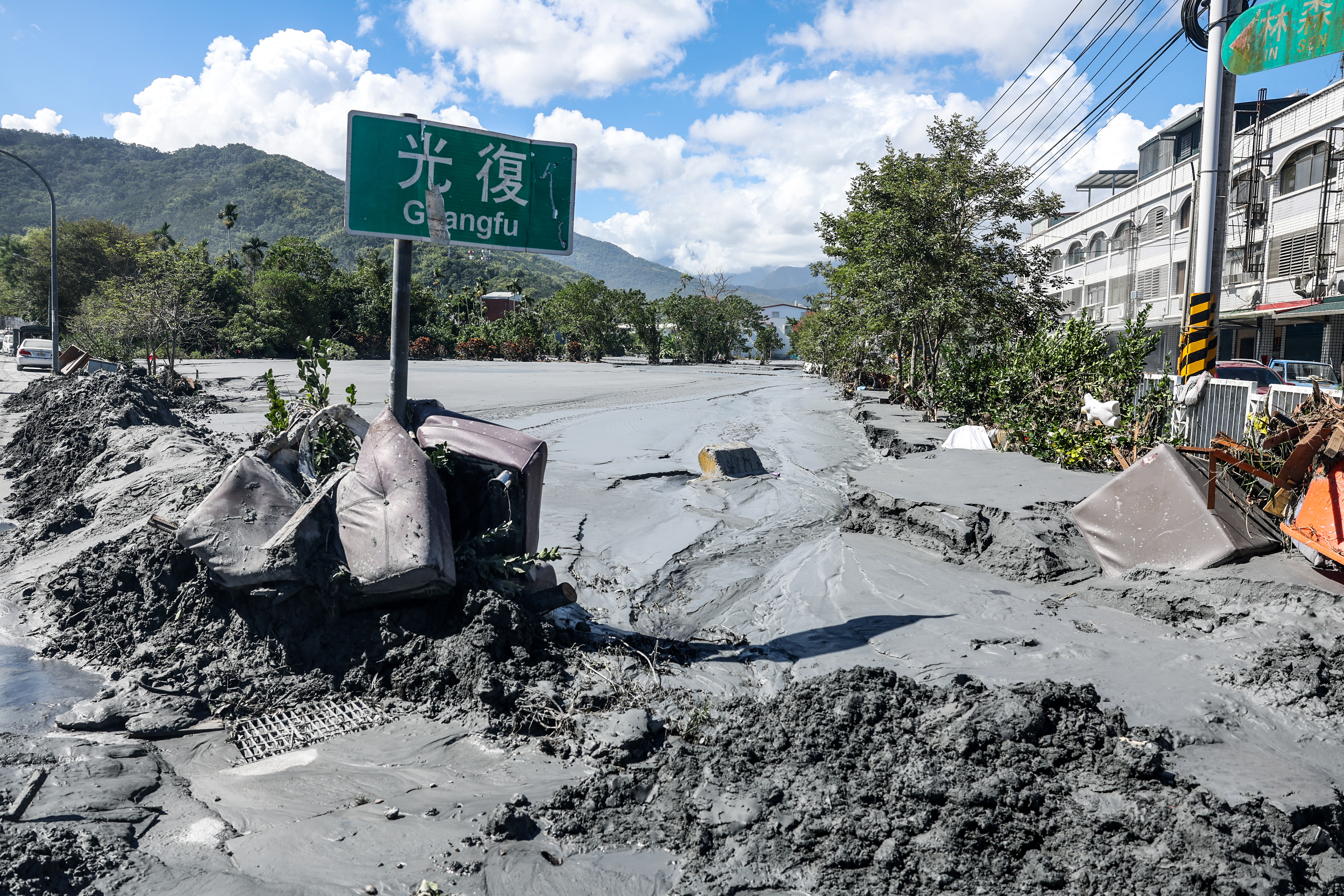Depois de deixar rastro de destruição na Ásia, supertufão perde força a caminho do Vietnã