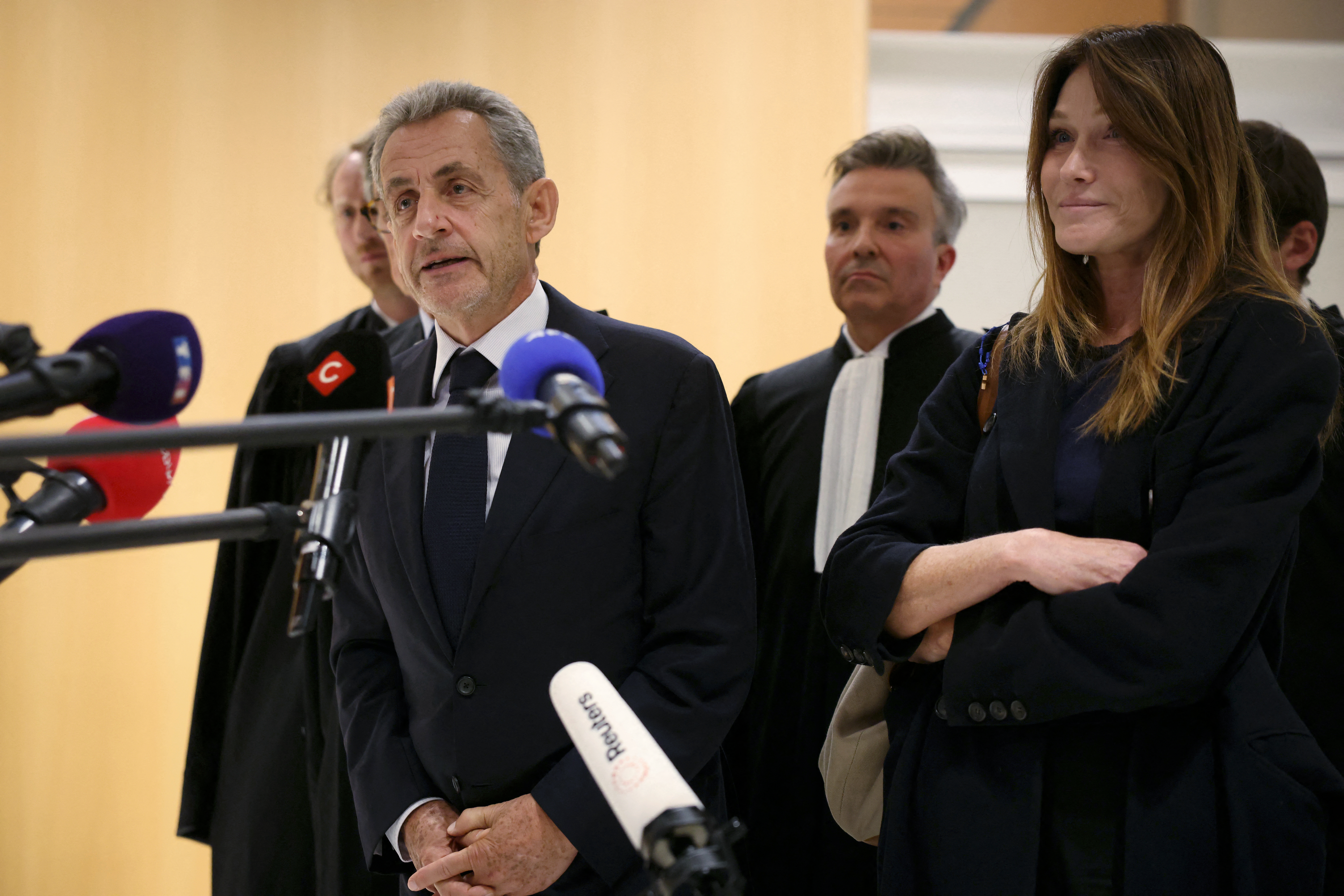 VÍDEO: Ex-primeira-dama da França ataca microfone de jornal após condenação de Sarkozy