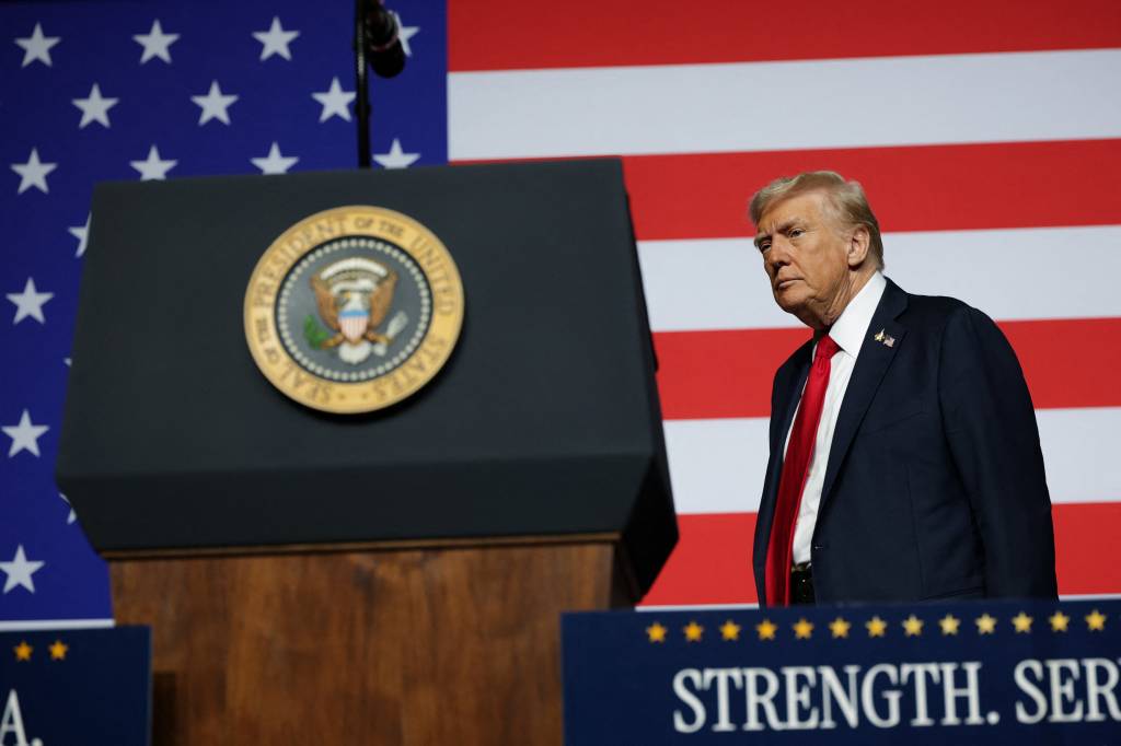 Em reunião com generais, Trump pede lealdade e fala em usar Exército contra ‘inimigo interno’