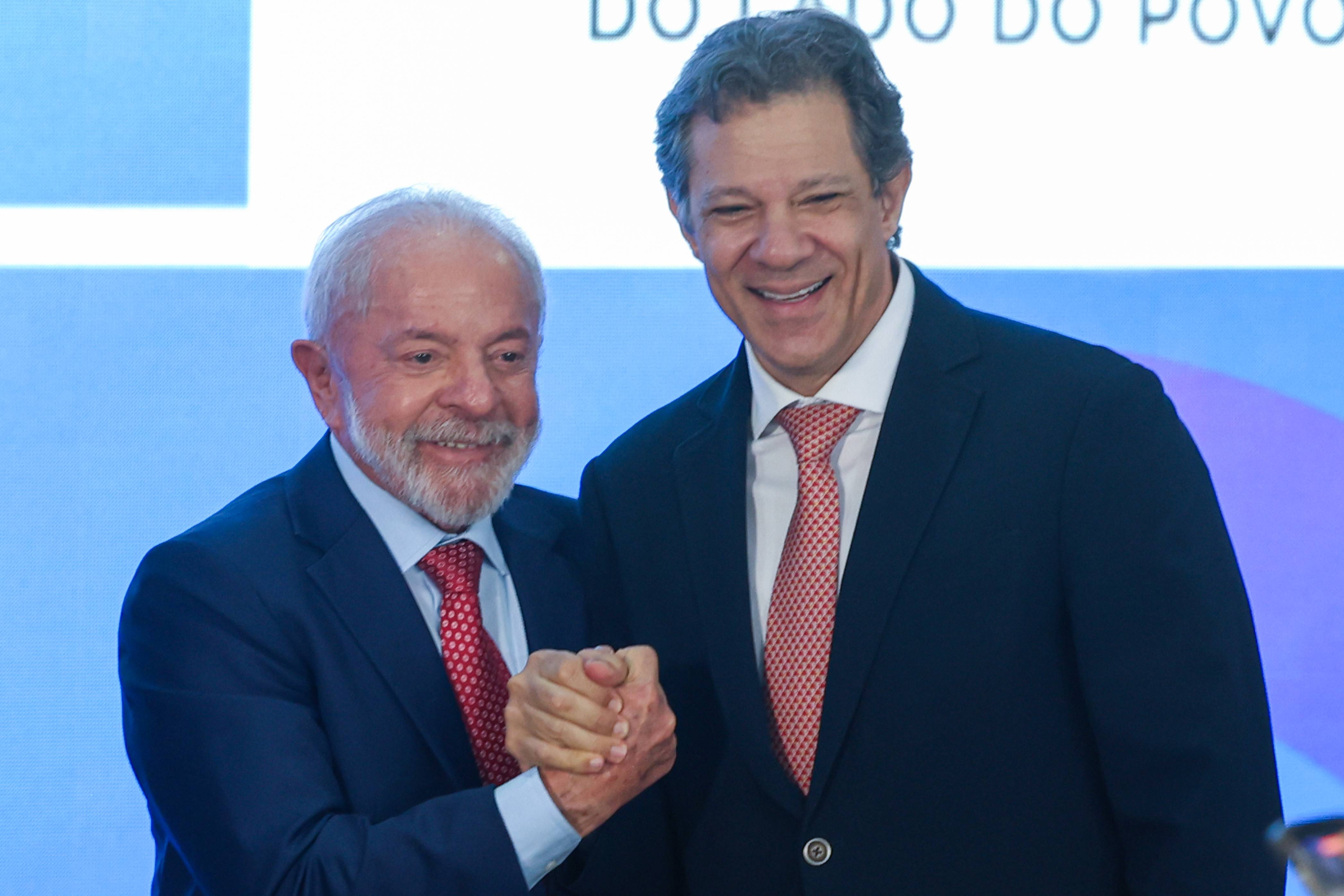 Para cobrir rombo nas contas públicas, alta de impostos volta à mesa do governo