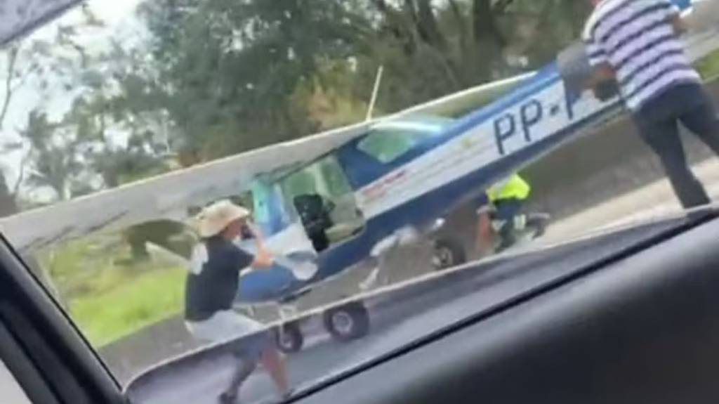 Avião monomotor faz pouso de emergência na Régis Bittencourt, em SP