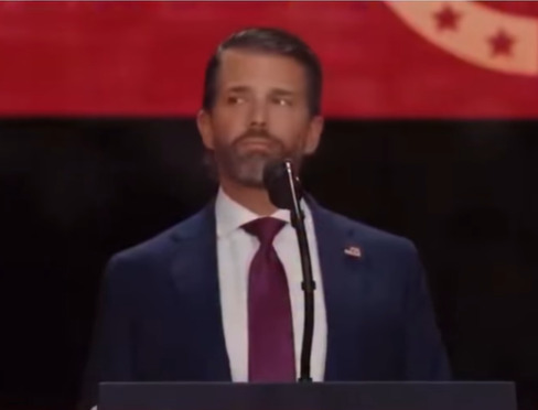 Trump Jr. faz piada com o pai durante funeral de Charlie Kirk nos EUA