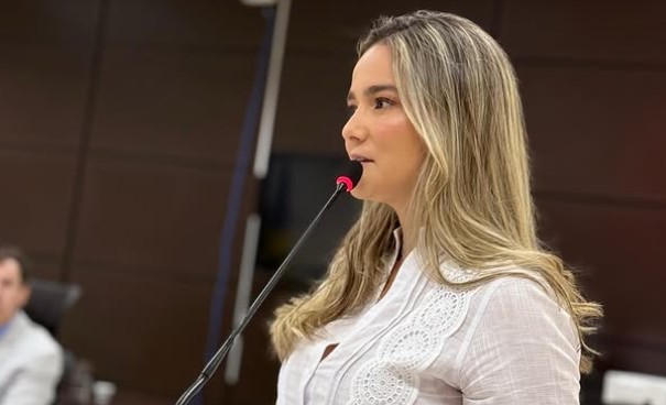 Prefeita demite pai, madrasta, cunhada e tios após entrar na mira do MP