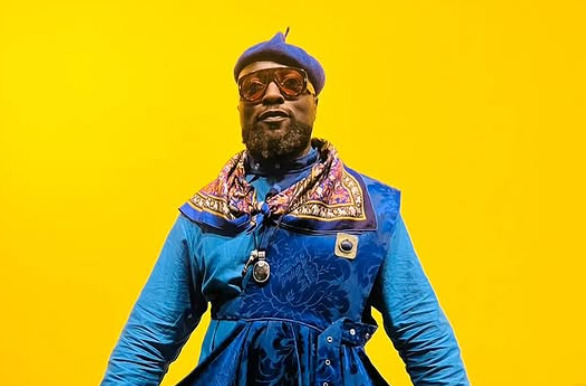 Da ciência à arte: o camaronês que assina curadoria da Bienal de SP