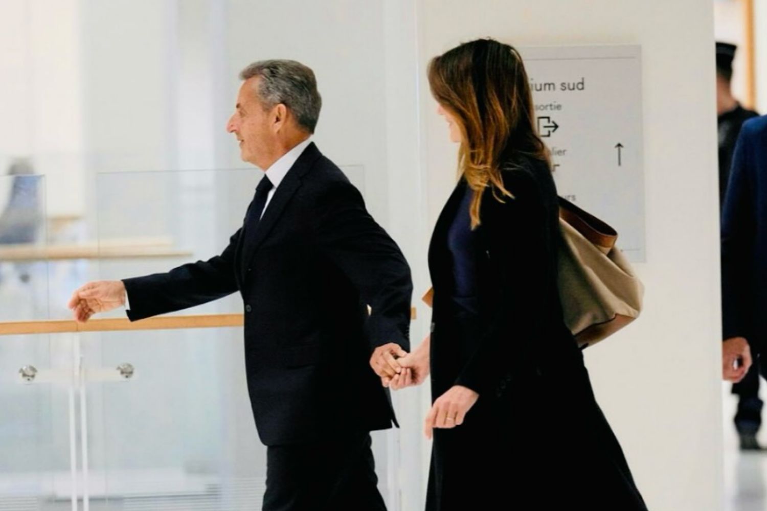 Carla Bruni quebra silêncio após condenação do marido, Nicolas Sarkozy
