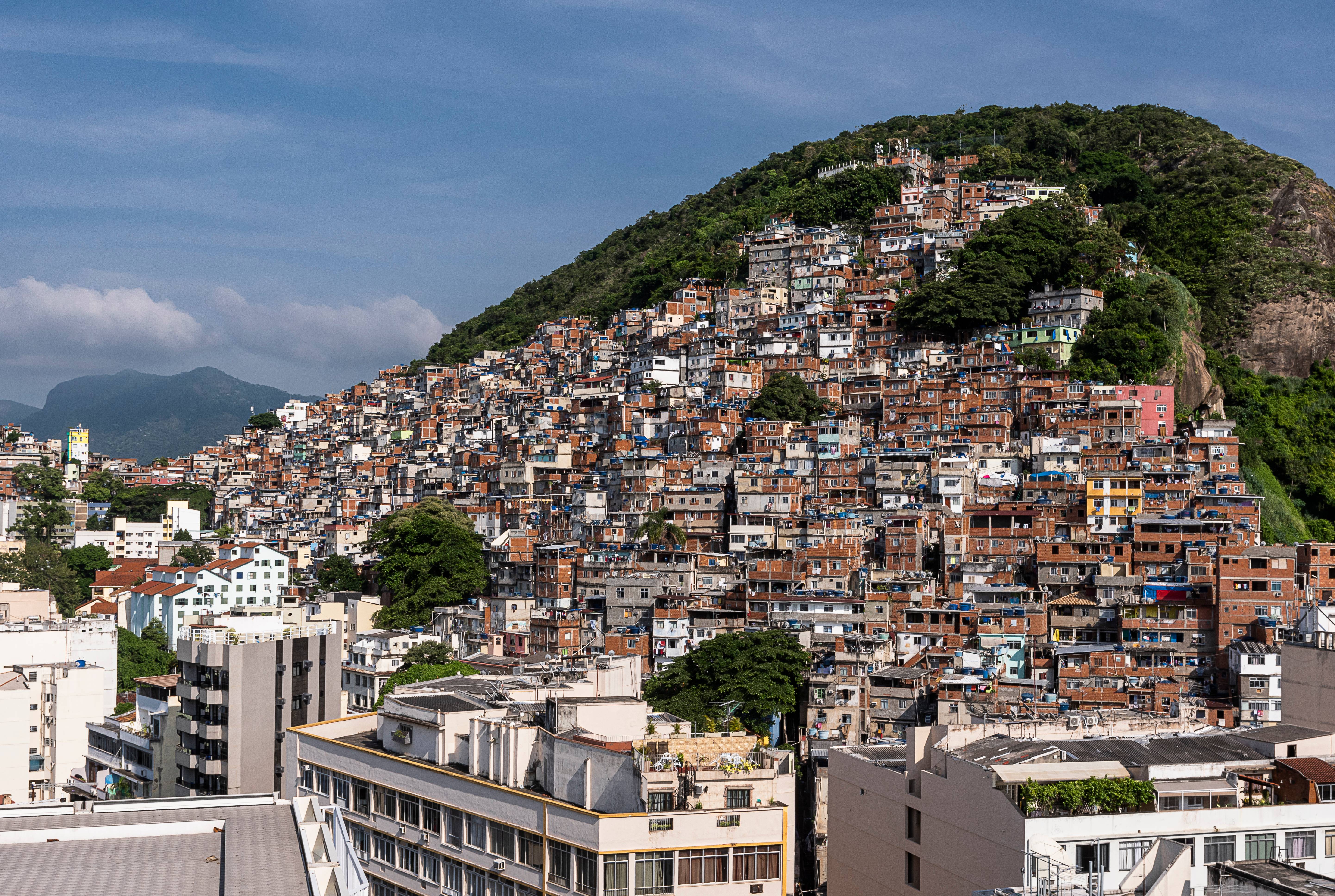 Homem é executado com tiros na cabeça dentro de academia na Rocinha