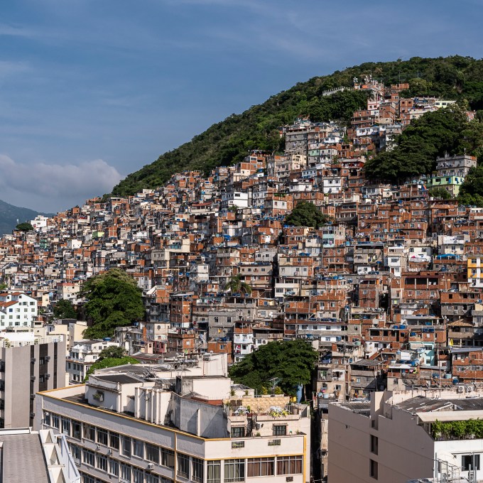 Quase 20% dos moradores de favelas no Brasil residem em vias onde só se acessa a pé, moto ou bicicleta