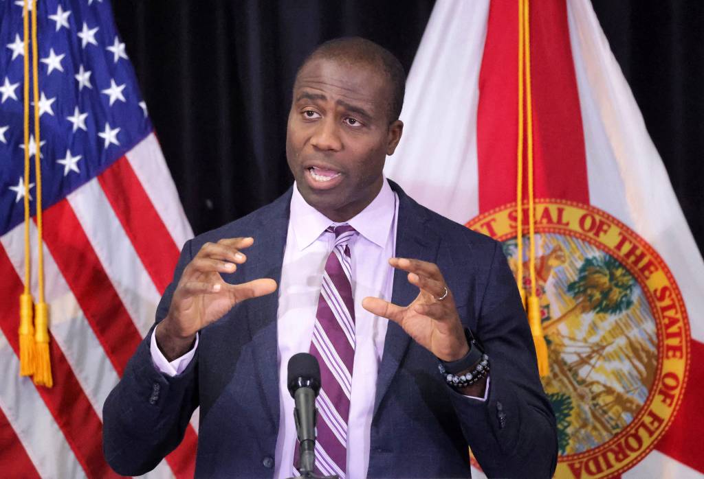 EUA: Flórida quer acabar com obrigatoriedade de vacinação, inclusive para crianças