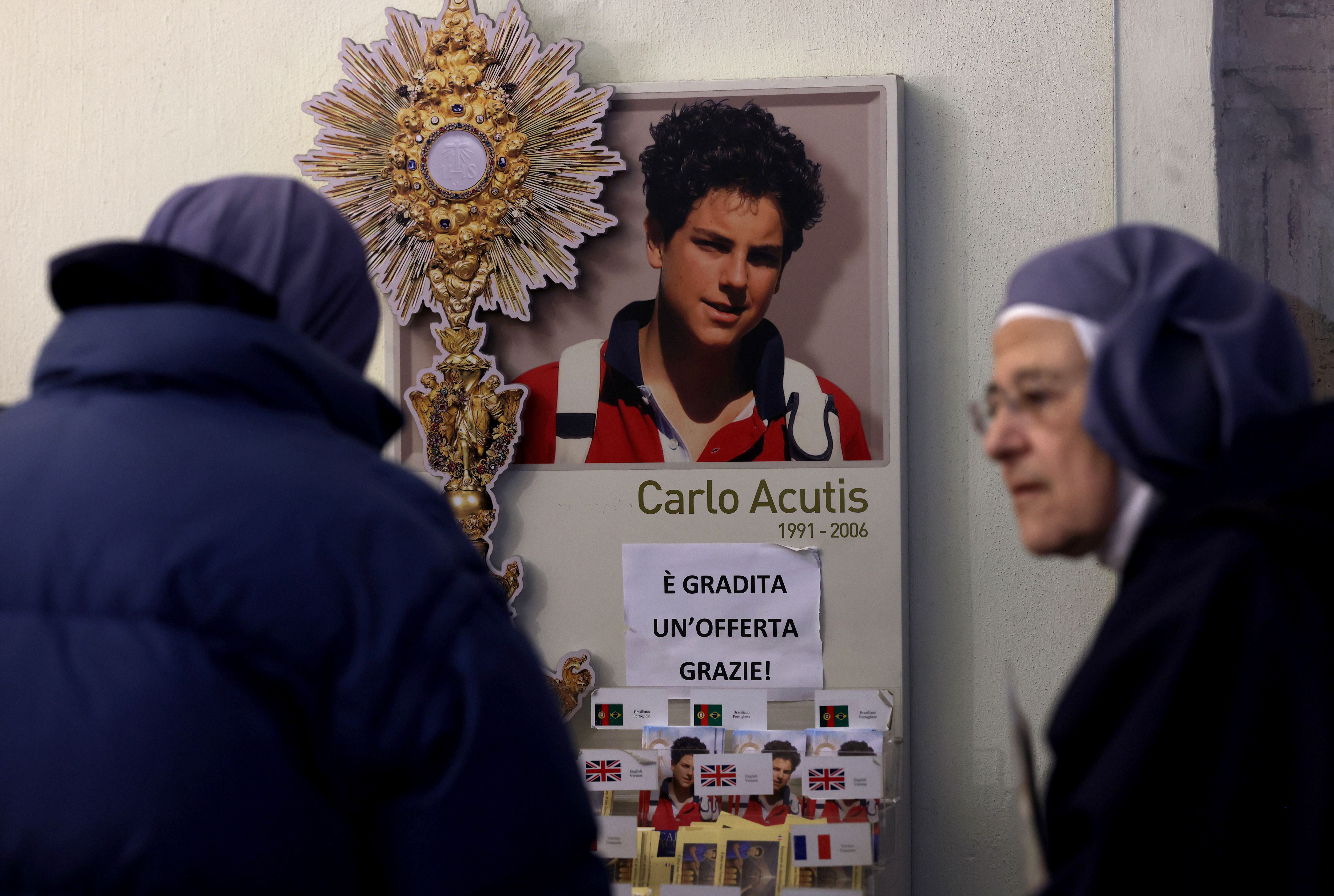 Freiras rezam em frente ao t&uacute;mulo do Beato Carlos Acutis em Assis, na It&aacute;lia
