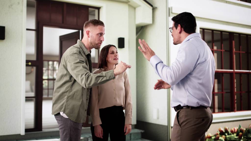 Qual a forma mais rápida de se livrar de um vizinho incômodo no condomínio