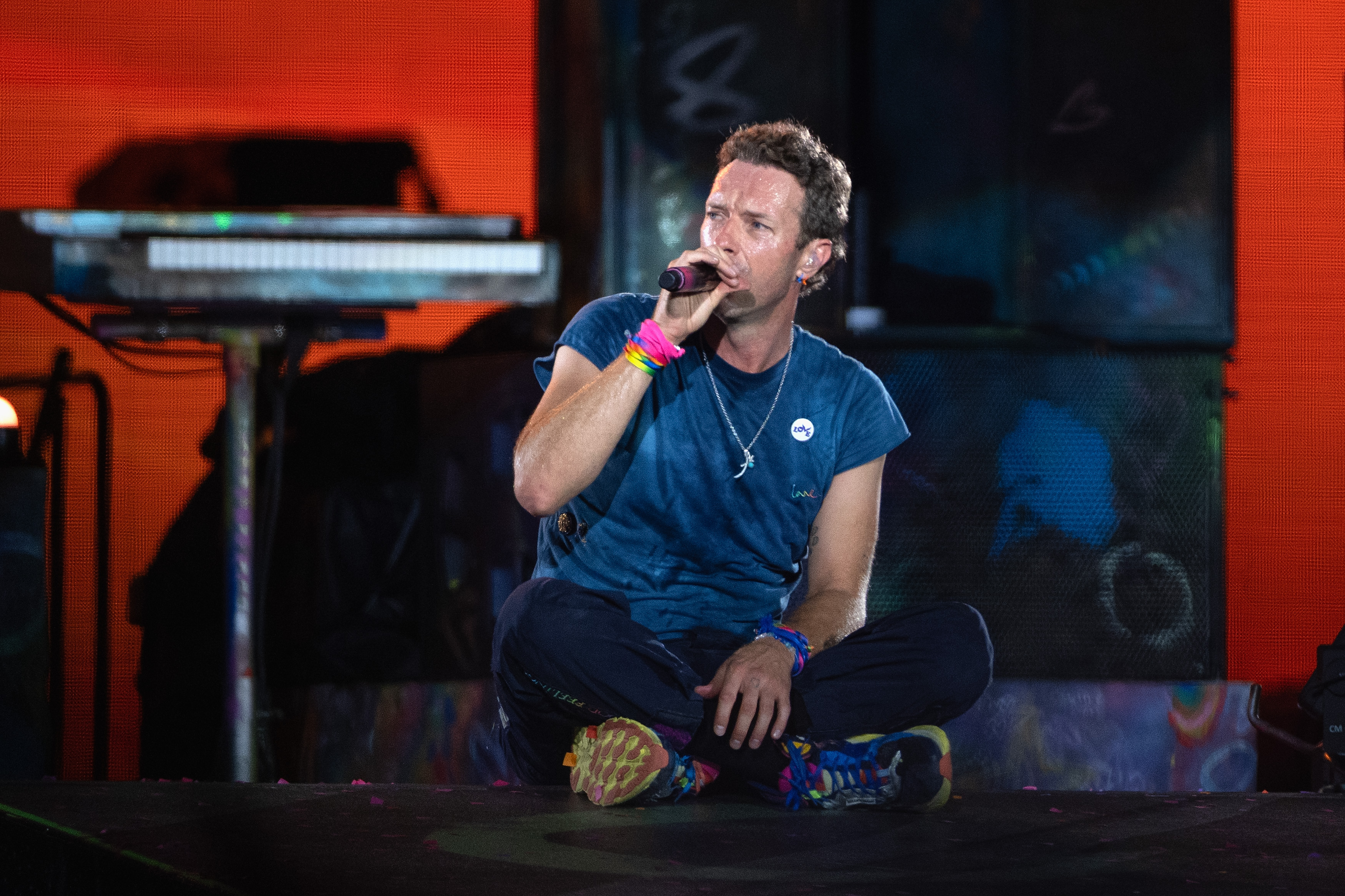 Chris Martin cita Charlie Kirk em polêmico pedido a fãs