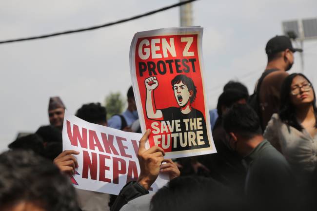 Jovens nepaleses realizam protesto contra o governo em Kathmandu. Segundo relatos, oito manifestantes foram mortos e mais de 100 ficaram feridos após a polícia abrir fogo contra os participantes Jovens nepaleses realizam protesto contra o governo em Kathmandu. Segundo relatos, oito manifestantes foram mortos e mais de 100 ficaram feridos após a polícia abrir fogo contra os participantes