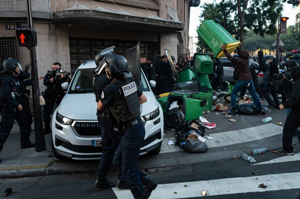 ”Bloquons Tout” Clashes With Police In Front Of A Blocked High School In Paris Uma barricada de latas de lixo bloqueia o trânsito perto da Place de la Nation, em Paris, na França. 10/09/2025