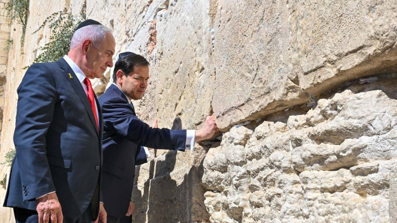 O primeiro-ministro de Israel, Benjamin Netanyahu e o secretário de Estado dos EUA, Marco Rubio, durante visita ao Muro Ocidental (Al-Buraq), em Jerusalém, no domingo, 14 de setembro de 2025