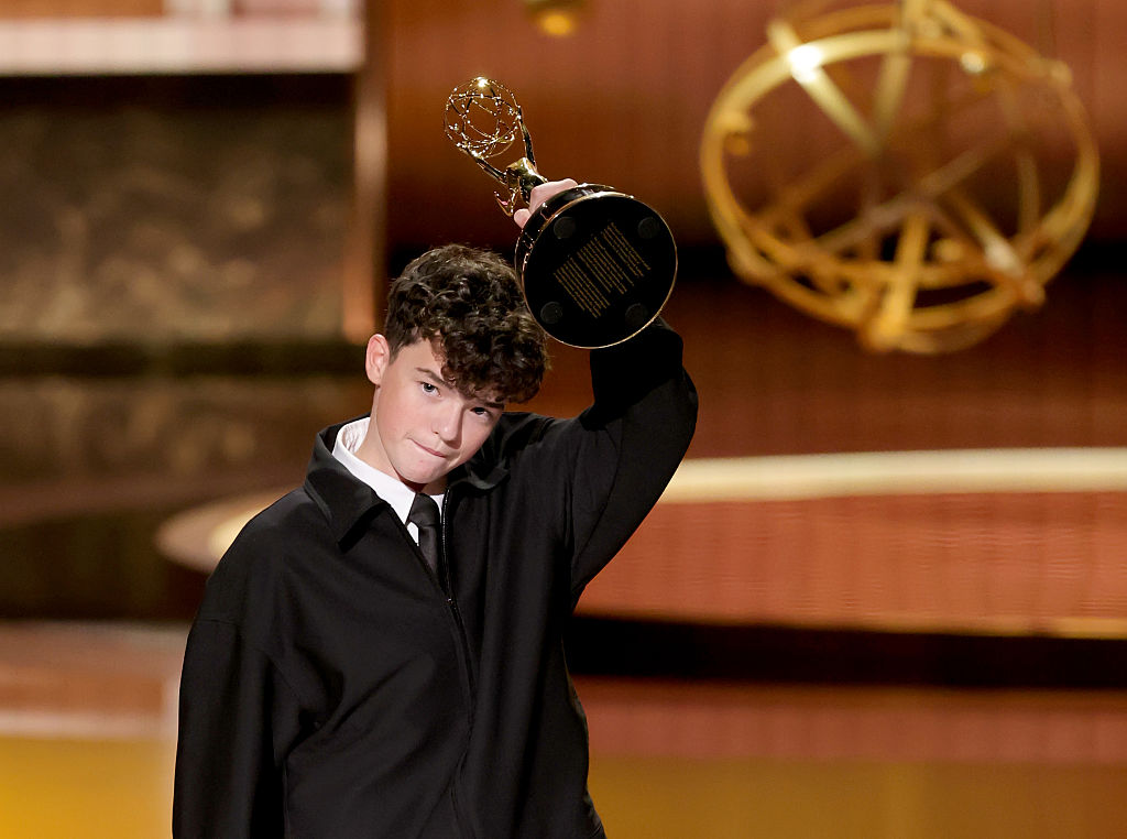 Owen Cooper, de Adolescência, se torna ator mais jovem a ganhar um Emmy