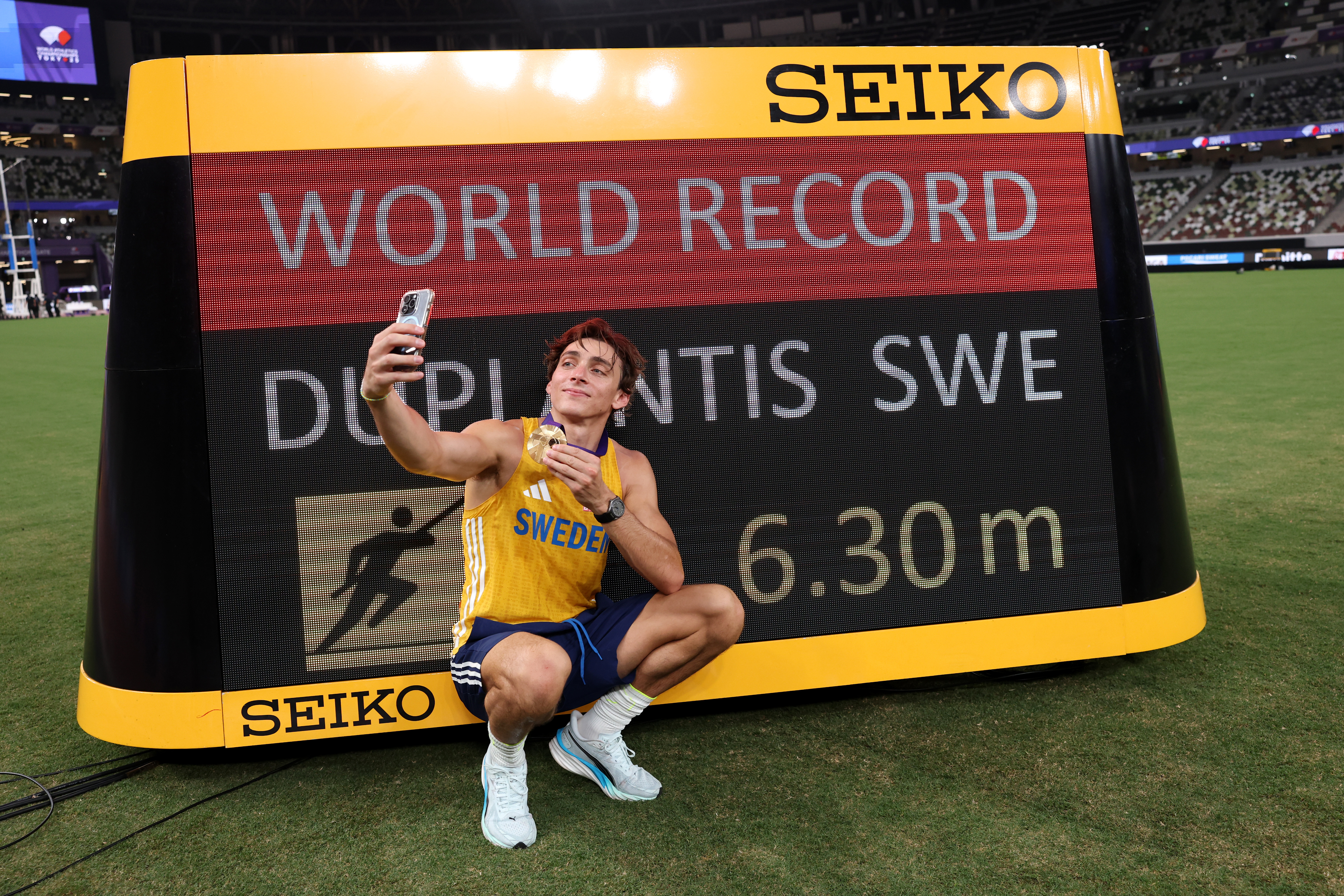 Pela 14ª vez, Duplantis supera o recorde mundial de salto com vara