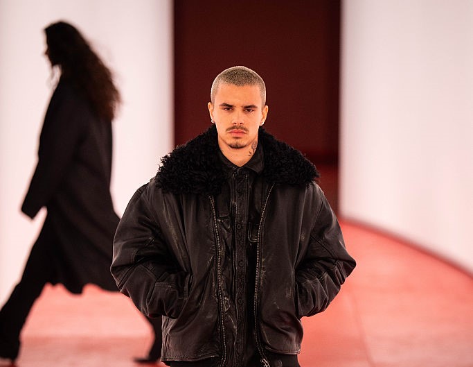 Nepo Baby? Entre o futebol e a moda, Romeu Beckham preferiu seguir os passos da mãe